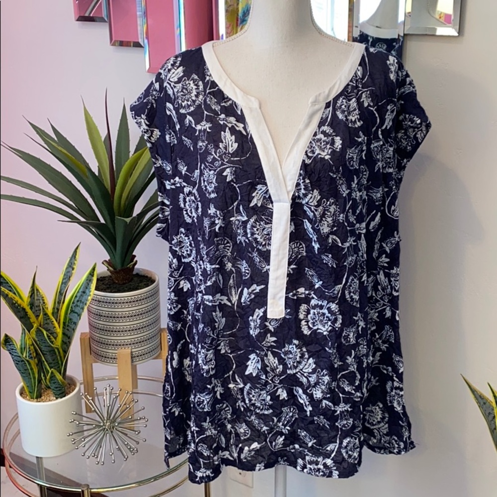 Daisy Fuentes navy top